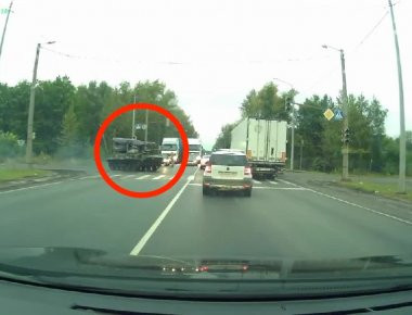 Ρωσία: Άρμα μάχης ντριφτάρει και «στραπατσάρει» αυτοκίνητο! (βίντεο)